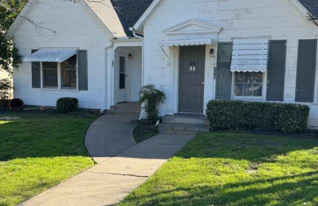 1/1 Historic CHARM  + Wood Floors + Across from City Park and Pool Gallery 4