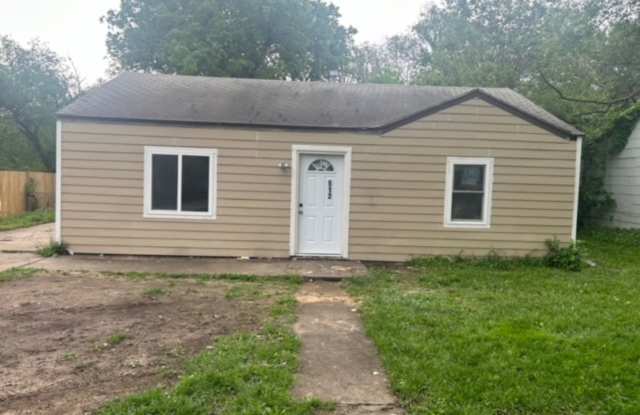 2 Bed 1 Bath house - 512 Southeast 34th Street, Topeka, KS 66605
