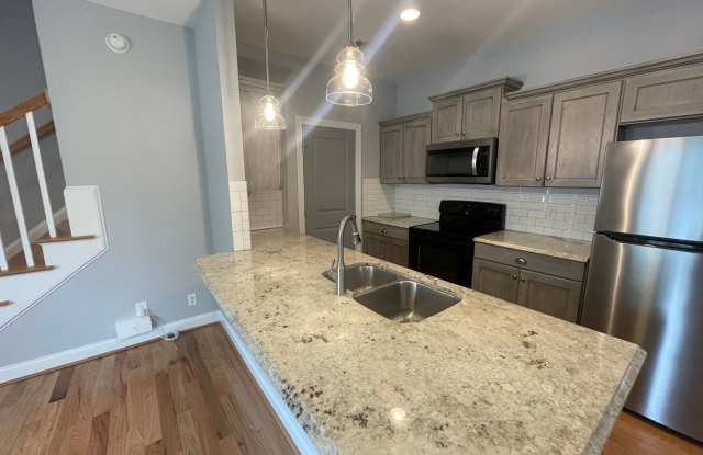 Nice, Newer Duplex Townhouse Gallery 4