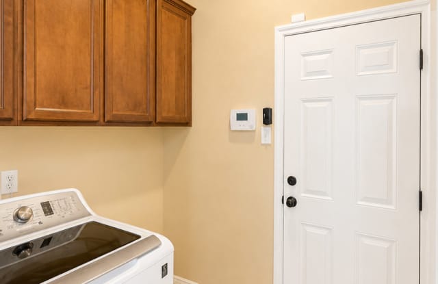 Beautifully maintained 3 bed 2 bath home AVAILABLE NOW! Gallery 4
