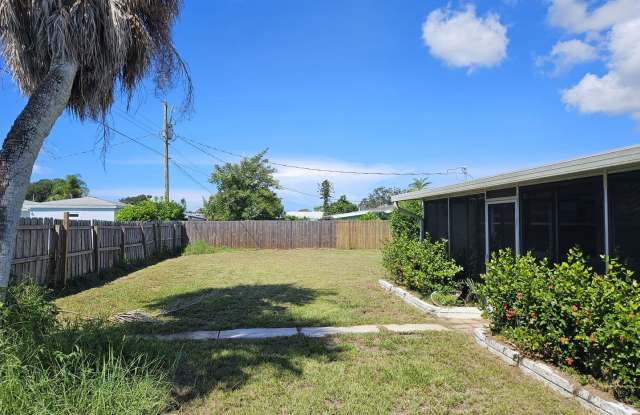 Annual Unfurnished 2 Bed / 2 Bath Home with Large Fenced Backyard in Central Venice! Gallery 3