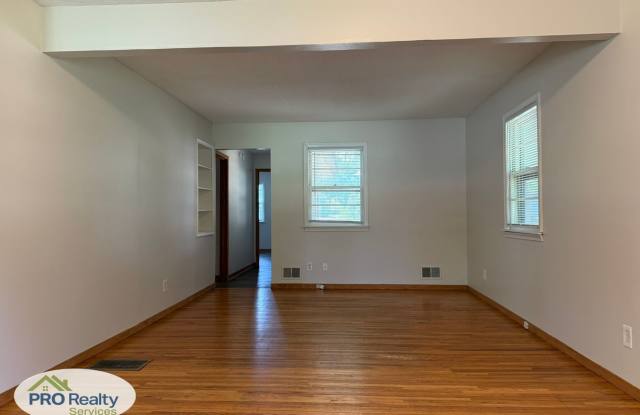 4 Bedroom Home One Block from Medicine Lake Gallery 3