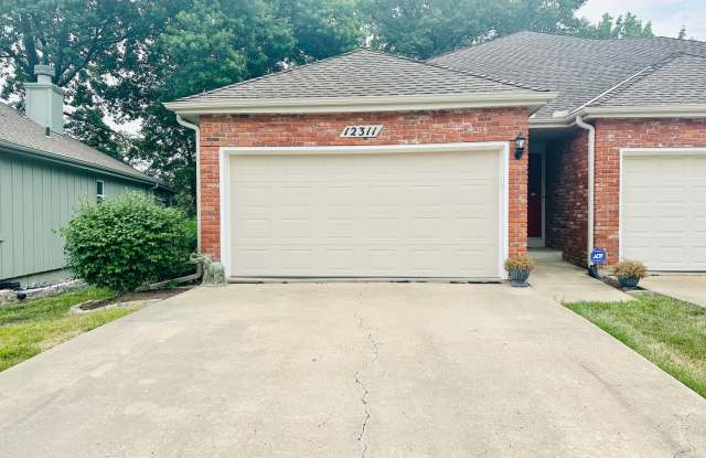 {12311} Spacious Townhome in Desirable OP Location + Reverse 1.5 Story Floor Plan + Hardwood Floors + Private, Fenced Yard - 12311 105th Terrace, Overland Park, KS 66215