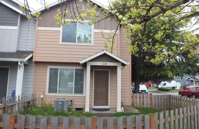 Spacious End-Unit 3-Bedroom Townhouse with 2-Car Garage & Central AC photos photos