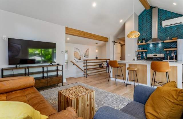 One Bedroom furnished ADU/apartment in The Highlands. Gallery 3
