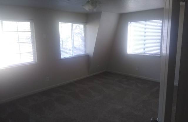 2 Bedroom Single Family Home in Loomis-Bring your Animals! - 7675 Swampy Lane, Granite Bay, CA 95650