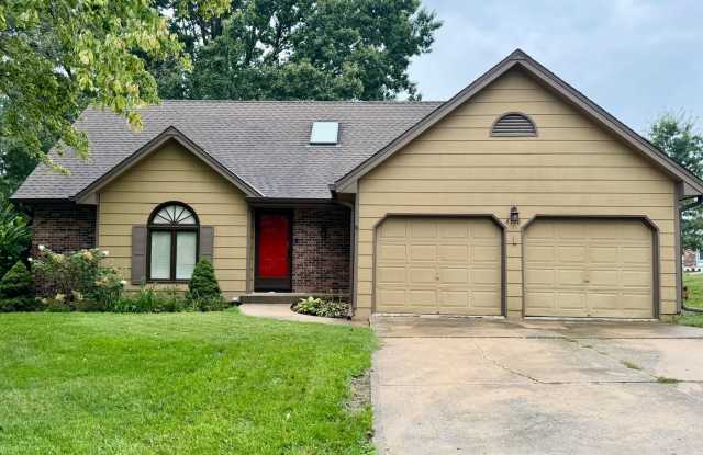 4-Bedroom Lee’s Summit Home | Finished Basement & Fenced Yard Gallery 1