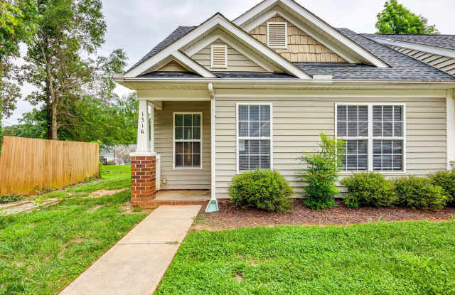 Great 3 BEDROOM, END UNIT townhome in desirable Olde Towne! Gallery 1