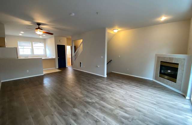 Fantastic Townhome with Gas Fireplace, Deck, Fenced Yard, and Vaulted Ceilings Gallery 4