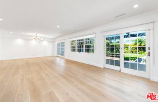 3071 McConnell Drive Gallery 4