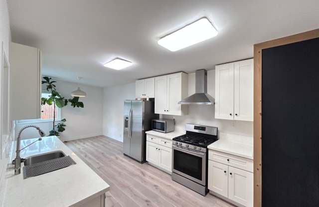 Move In Ready! Modern 3 Bedroom, 1 Bath Home Near Shops and 405 Fwy - 3009 McNab Avenue, Long Beach, CA 90808