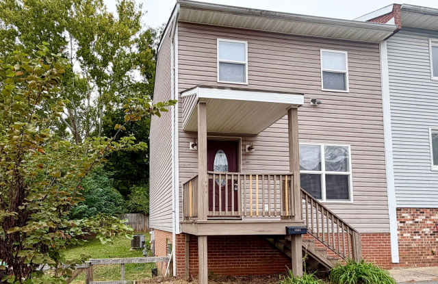 1457 Avon Street - Charming 3 Bedroom Duplex with Fenced Yard! Gallery 3