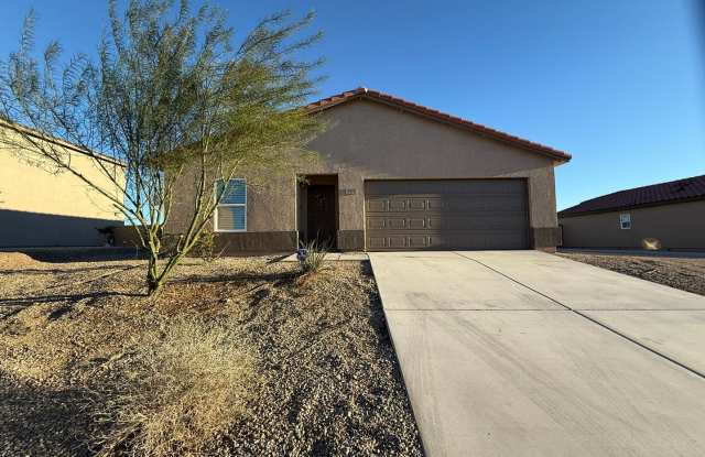 4 Bedroom 2 Bath with fenced yard and 2car garage near River! - 5570 South Havasu Creek Road, Fort Mohave, AZ 86426