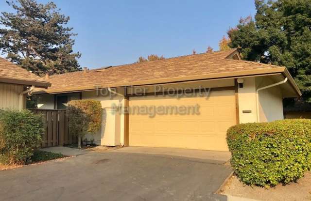 Beautiful 2 Bd/2 Ba 1036 sf Walnut Creek townhouse available now for lease! - 1764 Countrywood Court, Walnut Creek, CA 94598