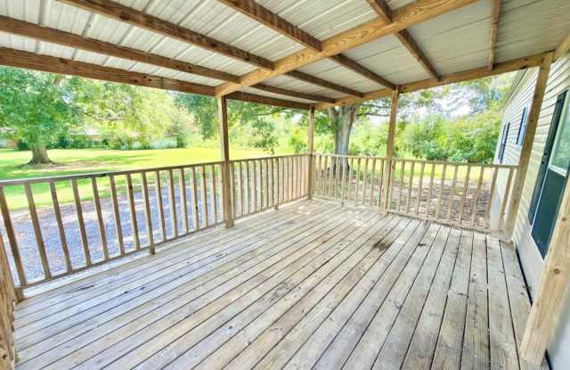 Spacious 3 Bedroom Mobile Home with Lawn Care Included Gallery 4