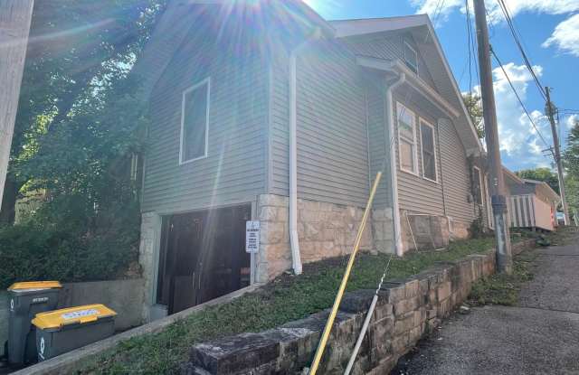 211 1/2 N Madison - Summer Lease - 211 1/2 North Madison Street, Bloomington, IN 47404 211 1/2 N Madison - Summer Lease - 211 1/2 North Madison Street, Bloomington, IN 47404