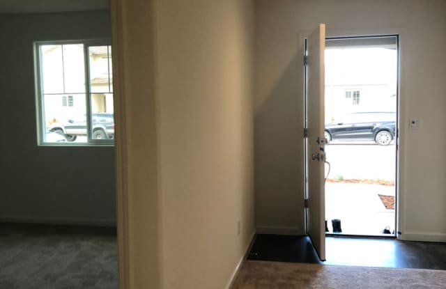 Newer 4 Bedroom Home in Plumas Lake Gallery 3