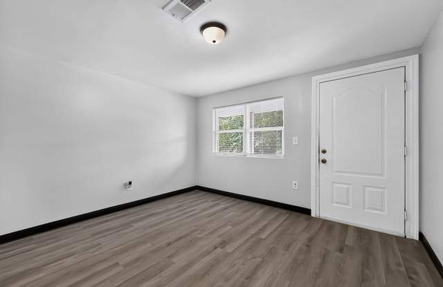 Charming 2-Bedroom End Unit Just 1 Mile from Mercer University Gallery 1
