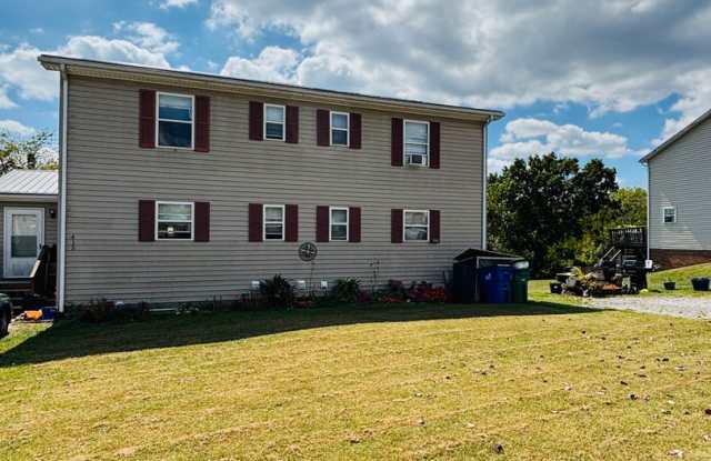 3 Bedroom, 2.5 Bath Duplex Gallery 3