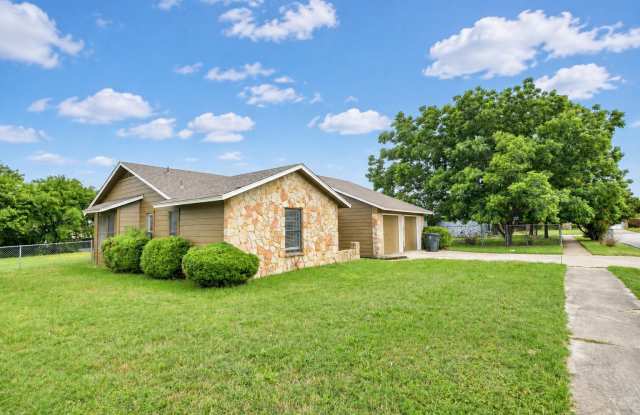 2504 Greenbriar Dr Gallery 3
