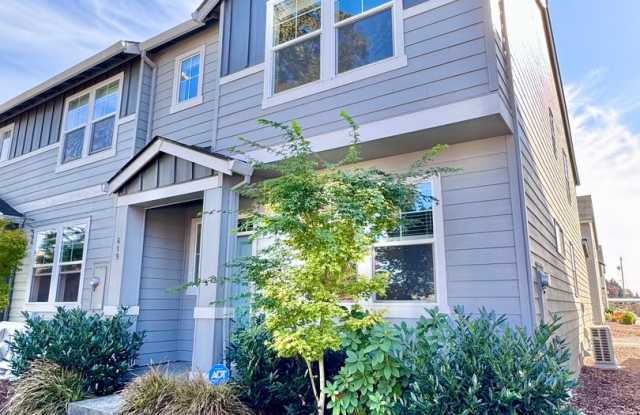 Beautiful Hazel Dell Townhome! Location, Location! Gallery 1