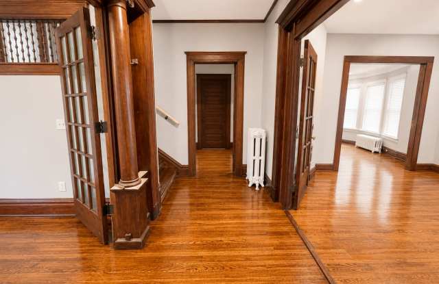 Newly renovated 7 bedroom house right in Como! Gallery 3