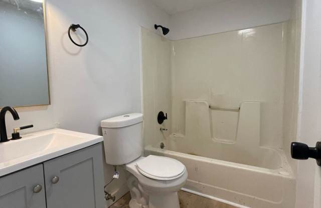 Knoxville 37920 - 1 bedroom, 1 bath apartment - Text Tara Hayes (865) 242-8010 - Visit REARENT.COM to APPLY. photos photos