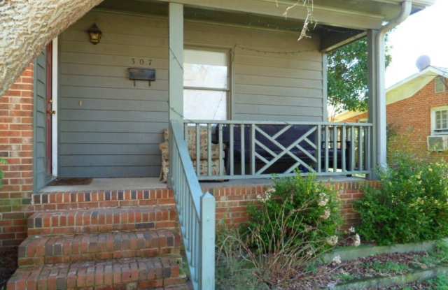 3 Blocks to Rosemary & Franklin St.! Walk to Campus from this cool house w/ deck, parking & more! Gallery 3