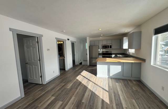 Bright, newly remodeled 3 Bed 2 Bath condo Gallery 4
