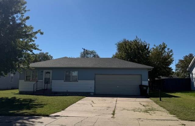 3 Bedroom, 2 Bathroom House with Double Attached Garage Gallery 1
