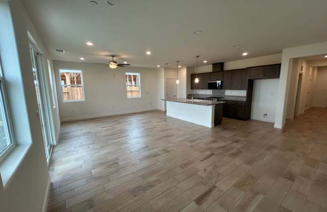 Northwest Visalia! Don't miss this beauty! Spacious and open 4 bedroom 2 bath! Gallery 4