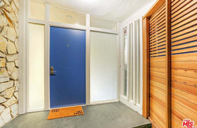 3133 HOLLYRIDGE Drive Gallery 4
