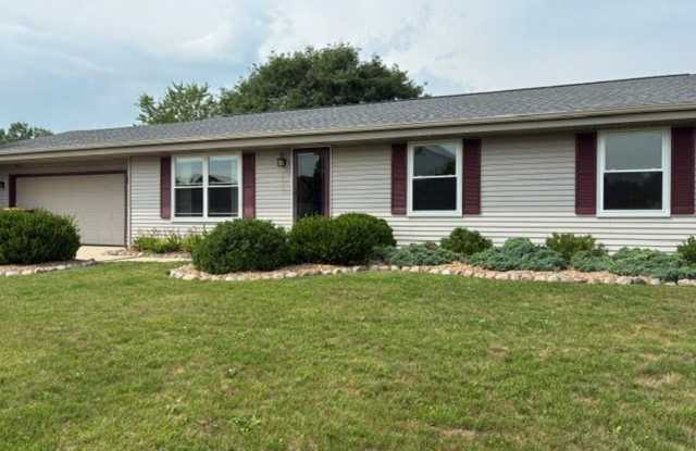 Charming 3 Bedroom - 3 Bath House in Oak Creek Gallery 1