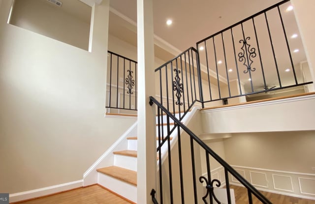 5523 HUNT PLACE NE - 5523 Hunt Place Northeast, Washington, DC 20019