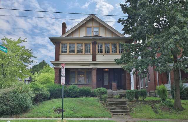 Awesome House for your Large Group - HUGE HOUSE with 3 Floors - 3 Kitchens, 3 Bathrooms, Awesome Indoor & Outdoor Space. Great For OSU Game Days! Gallery 3