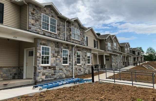 3 Bedroom, 3 1/2 Bathroom Townhouse - 239 Easterly Parkway, State College, PA 16801