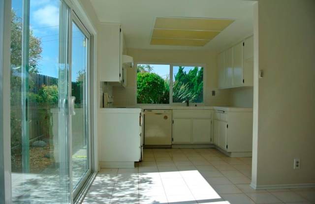 3Bed/2Bath with a Pool in Oceanside~ Navajo Gallery 4