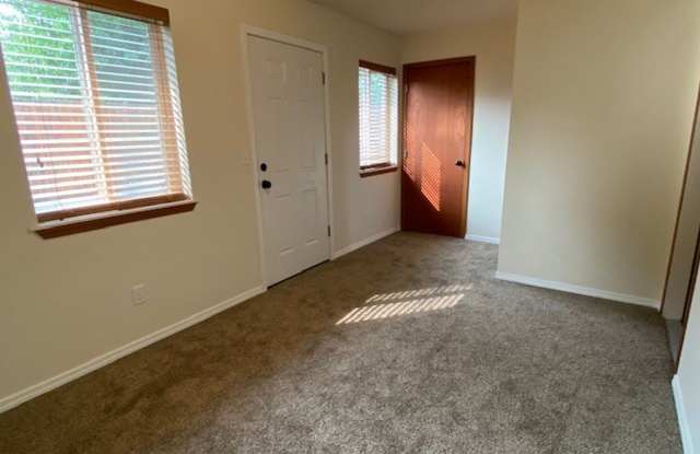 Beautiful 3 bedroom house available SOON! Pets negotiable! Gallery 4