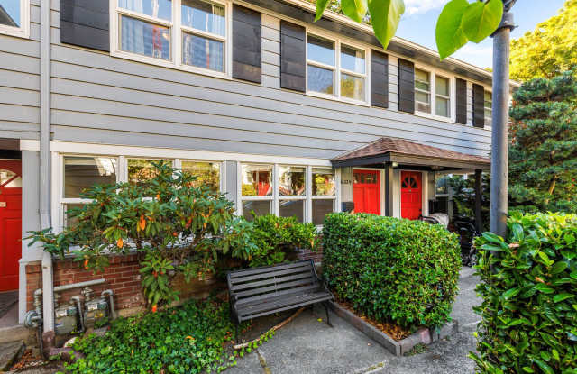 2 Bedroom Bright Mid-Century Retreat with Hardwood Floors & Private Patio Gallery 3