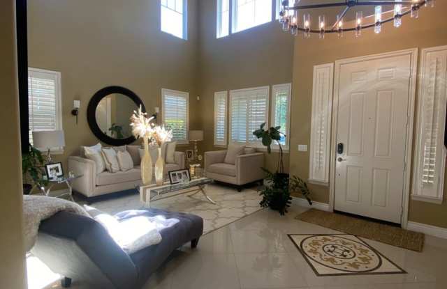 Beautiful Pool Home with Five Bedrooms Gallery 4