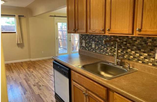 1409 N Jasmine St.  2 bd 1 ba  705 sq ft  $1895 Gallery 4
