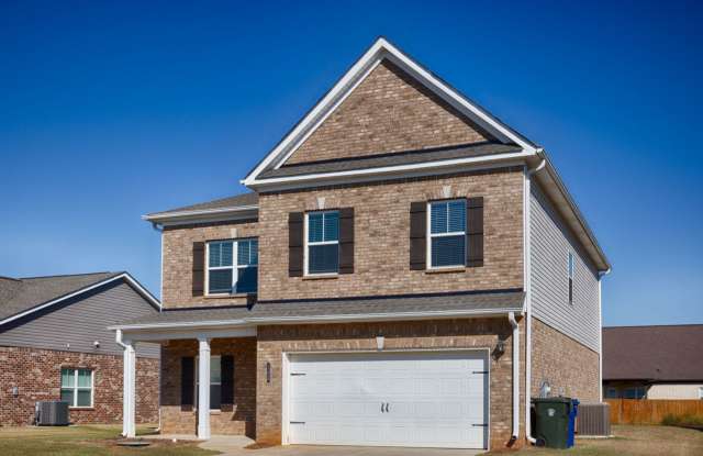Spacious 4-Bedroom Home with Large Living & Dining Areas Gallery 3