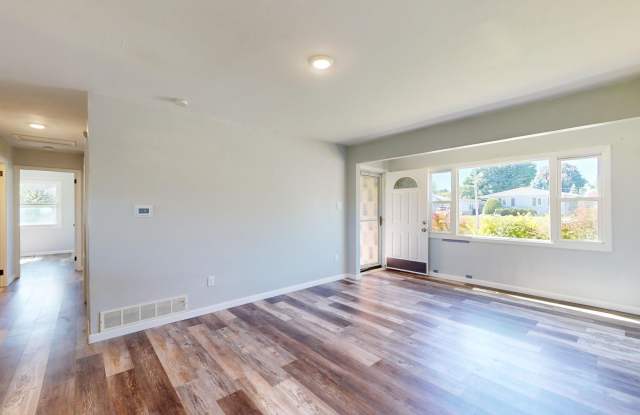 3 Bedroom w/Fully Fenced Backyard-221 17th St Gallery 4