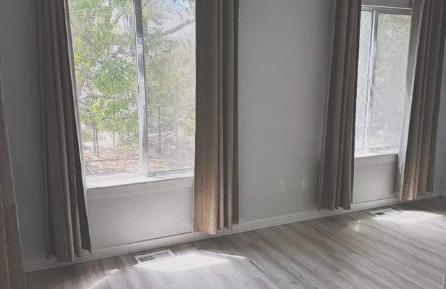 Spacious 3 Bedroom Home with Vaulted Ceilings & Fireplace Gallery 4