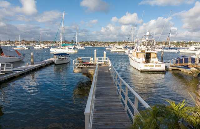 Newport Beach Bayfront Cottage with Private Dock Gallery 3