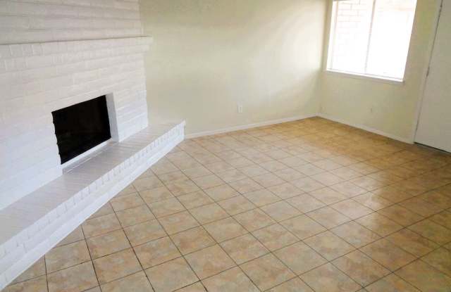 Adorable Single Level Eastside Duplex With Evaporative Air Located In Quiet Neighborhood Gallery 3