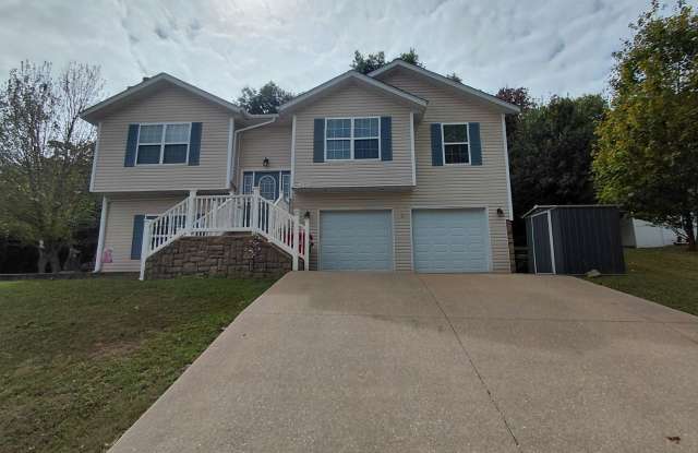 Fenced home close to post! Gallery 1