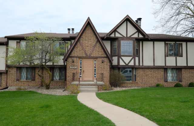 Full Featured unit in quiet complex. In unit laundry, garage, pool. photos photos