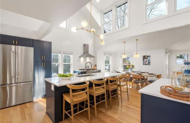 14 Robinson Street - 14 Robinson Street, Narragansett Pier, RI 02882