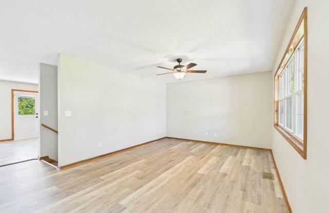 SHORT TERM LEASE ONLY - 4 Bed 2.5 Bath w/ Fenced Yard Gallery 3